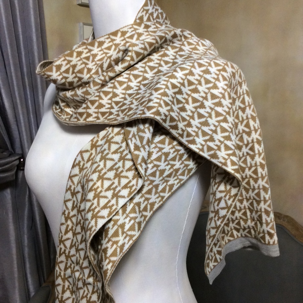 NWT Michael Kors logo knit scarf